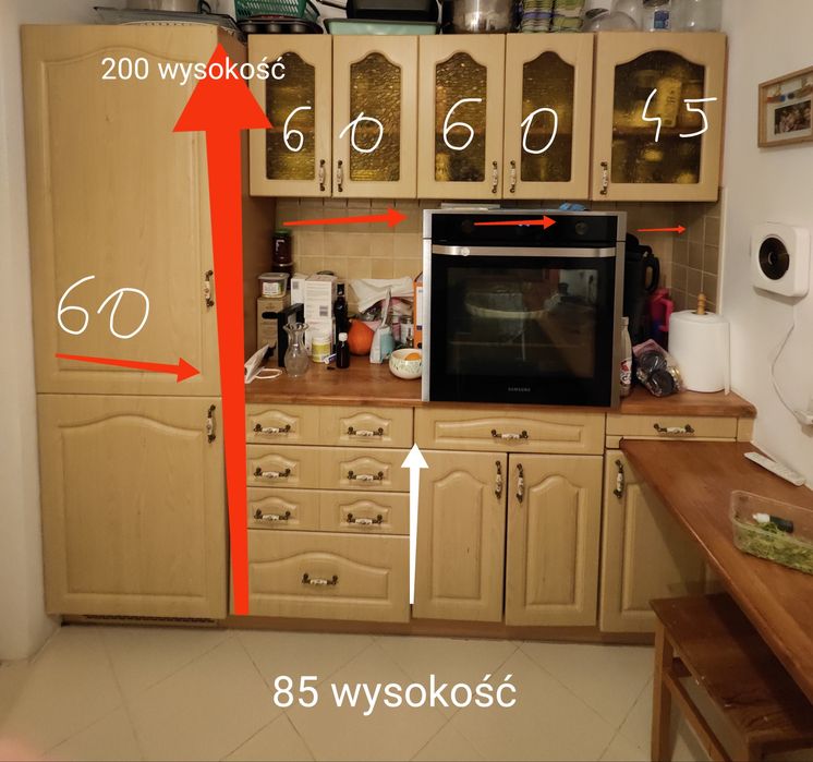 Kuchnia na wymiar z drewnianym blatem i okapem