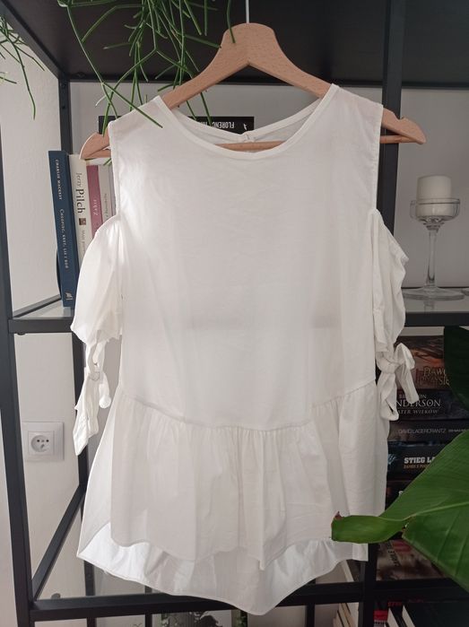 Włoska bluzka z baskinką i odkrytymi ramionami, urocze wiązania. Roz.S