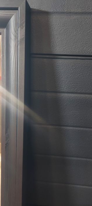 Lustro wiszące w czarnej drewnianej ramie