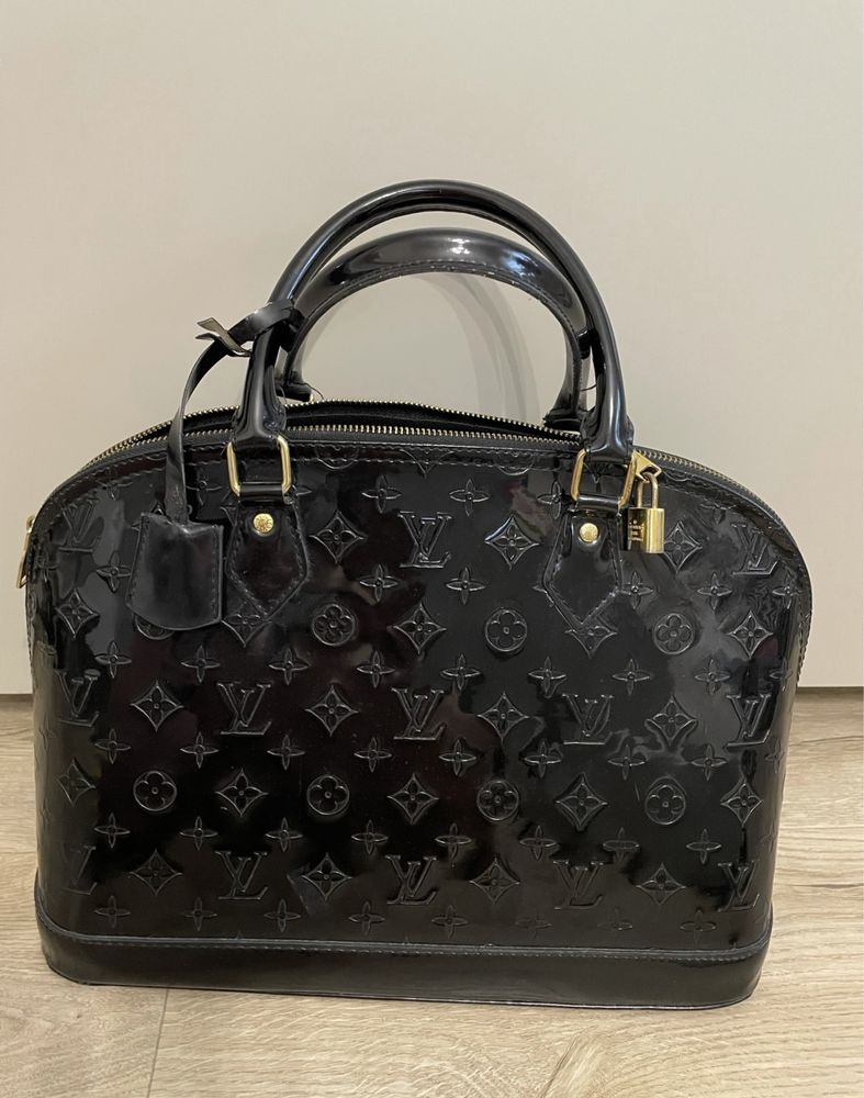 Torebka Alma Louis Vuitton lakierowana