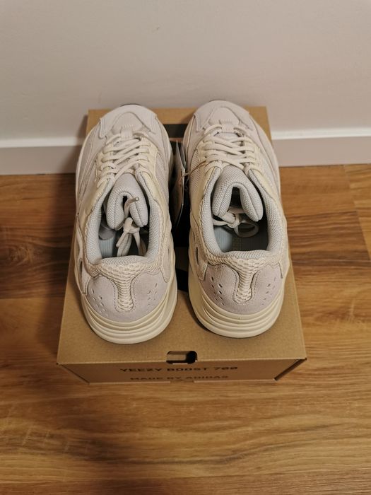 Yeezy Boost 700 Analog