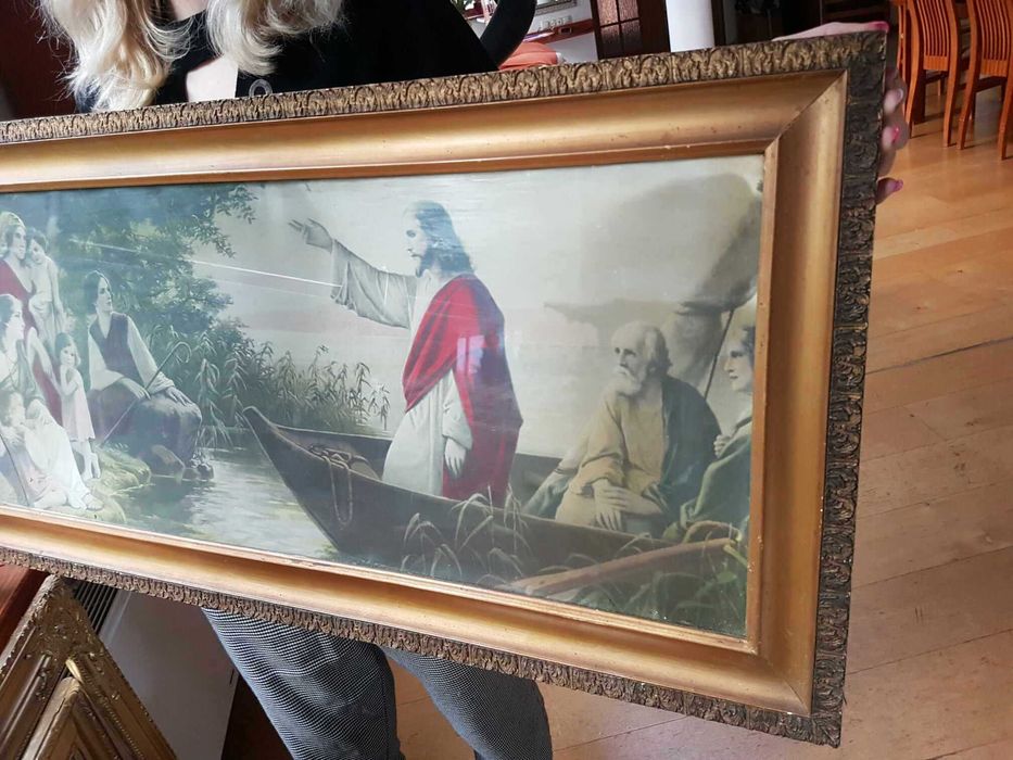 Obraz stara reprodukcja JEZUS NA ŁODZI w złotej ramie za szybą 86x43cm