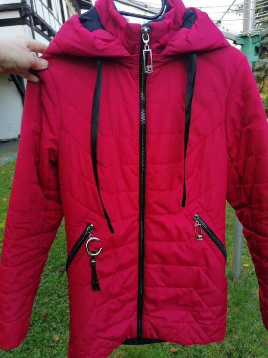 Kurtka jesienna jest wydłużona, rozmiar S