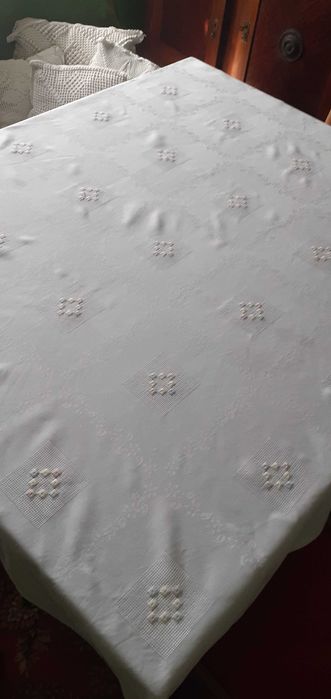 Obrus biały satynowy wzór oraz hafty