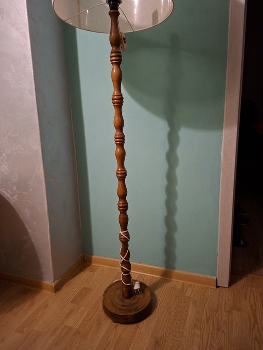 Lampa stojąca drewniana z abażurem