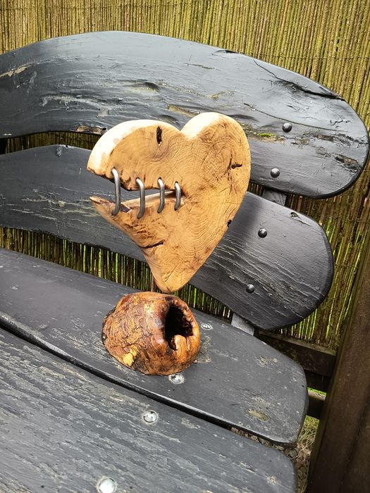 Figura z drewna w kształcie serca