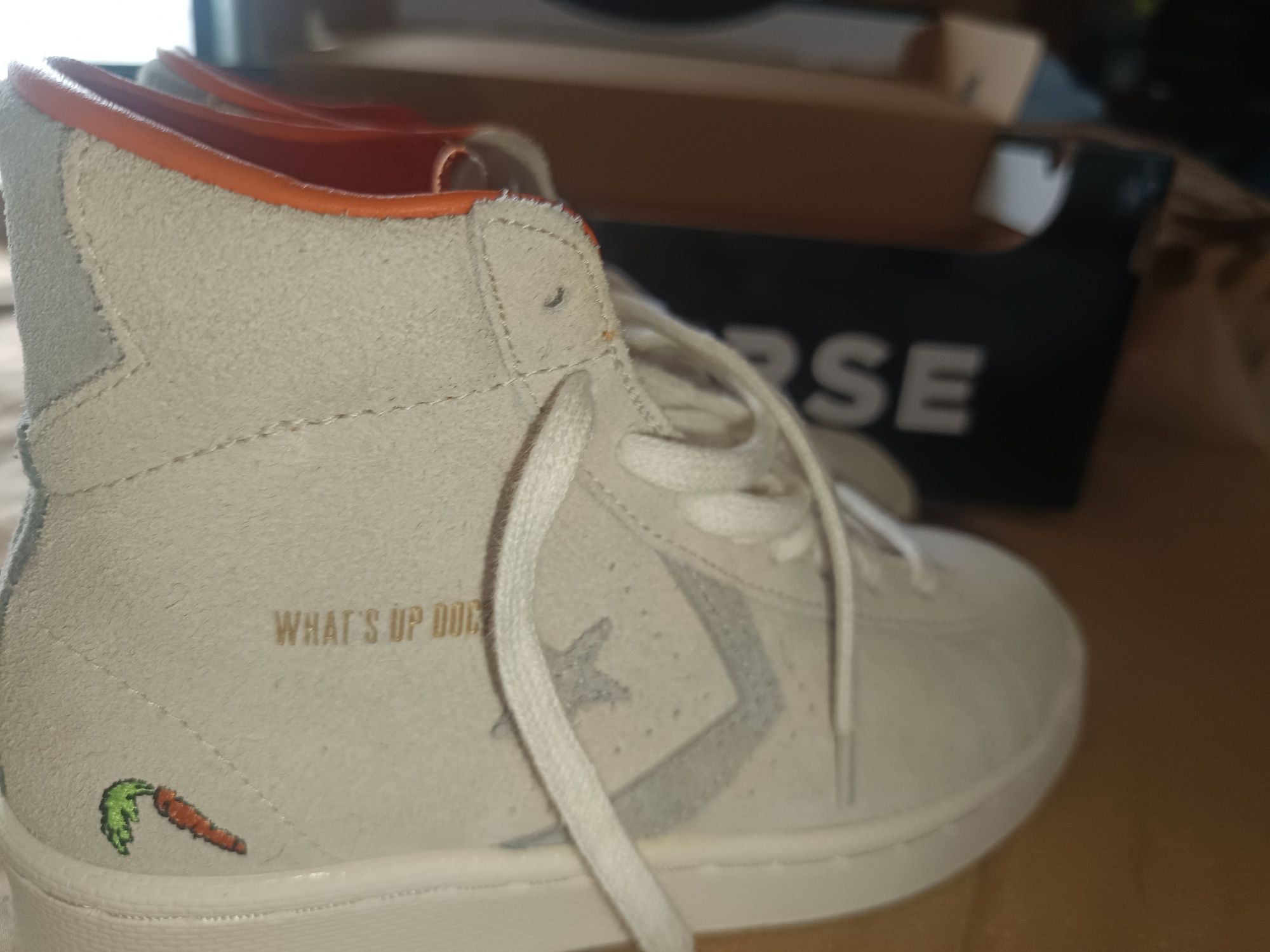 Tênis de coleção converse versão bugs bunny