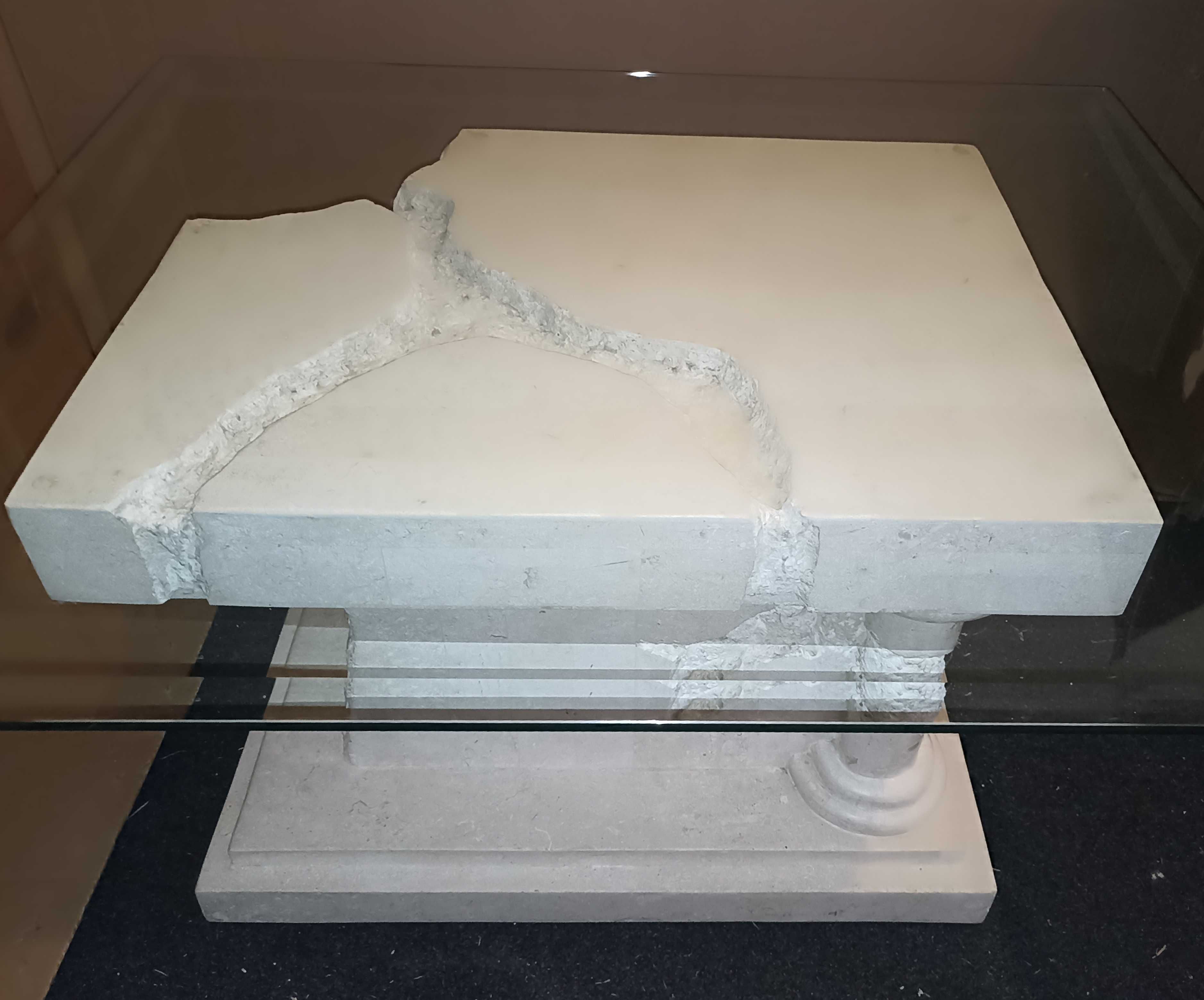 Mesa de centro em pedra com tampo em vidro
