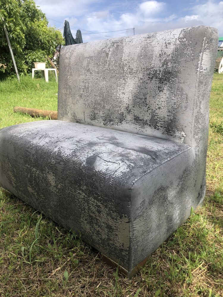 Sofa prateado para bar ou restaurante