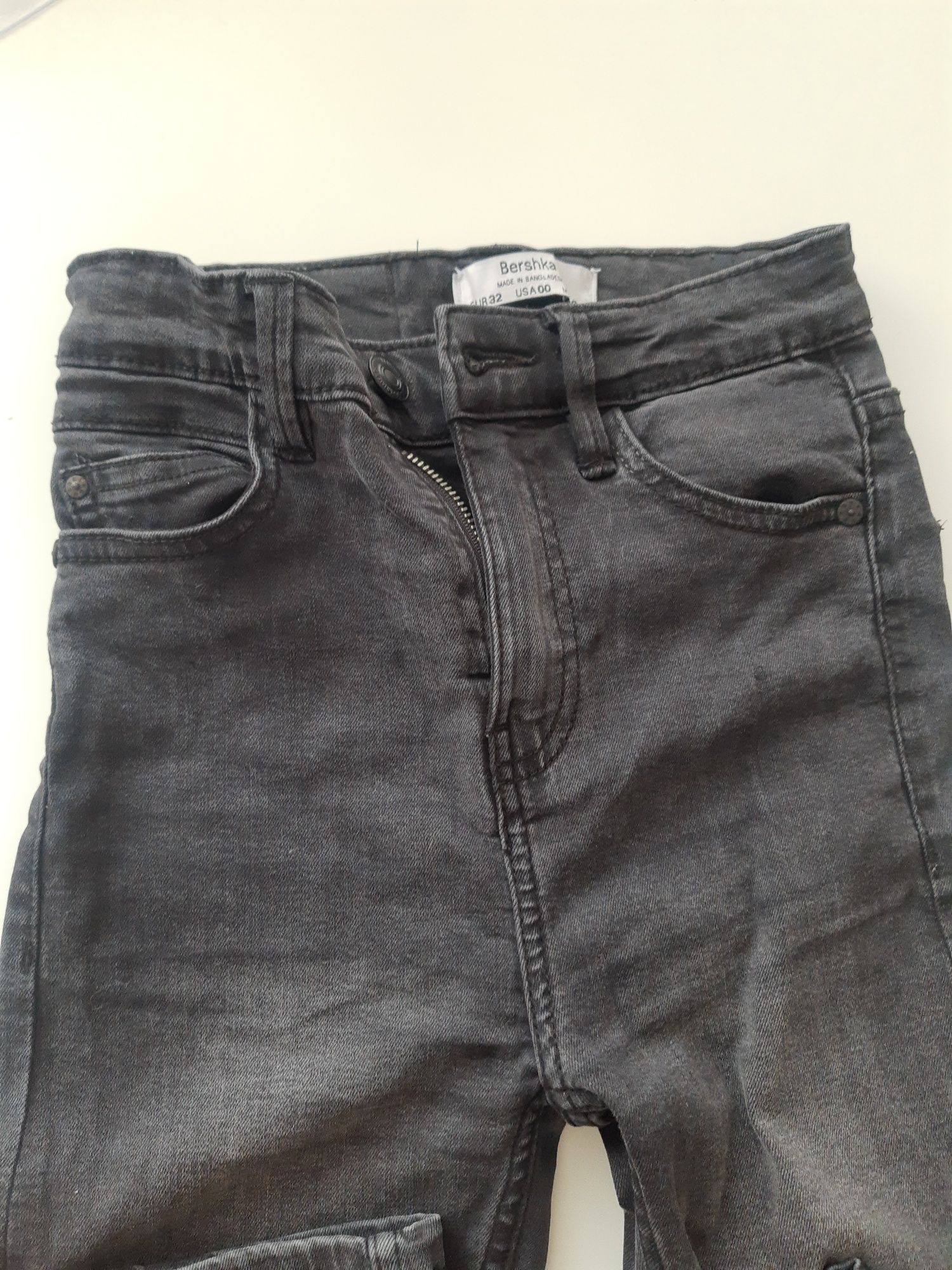 Spodnie Bershka rozmiar 32 czarne jeans