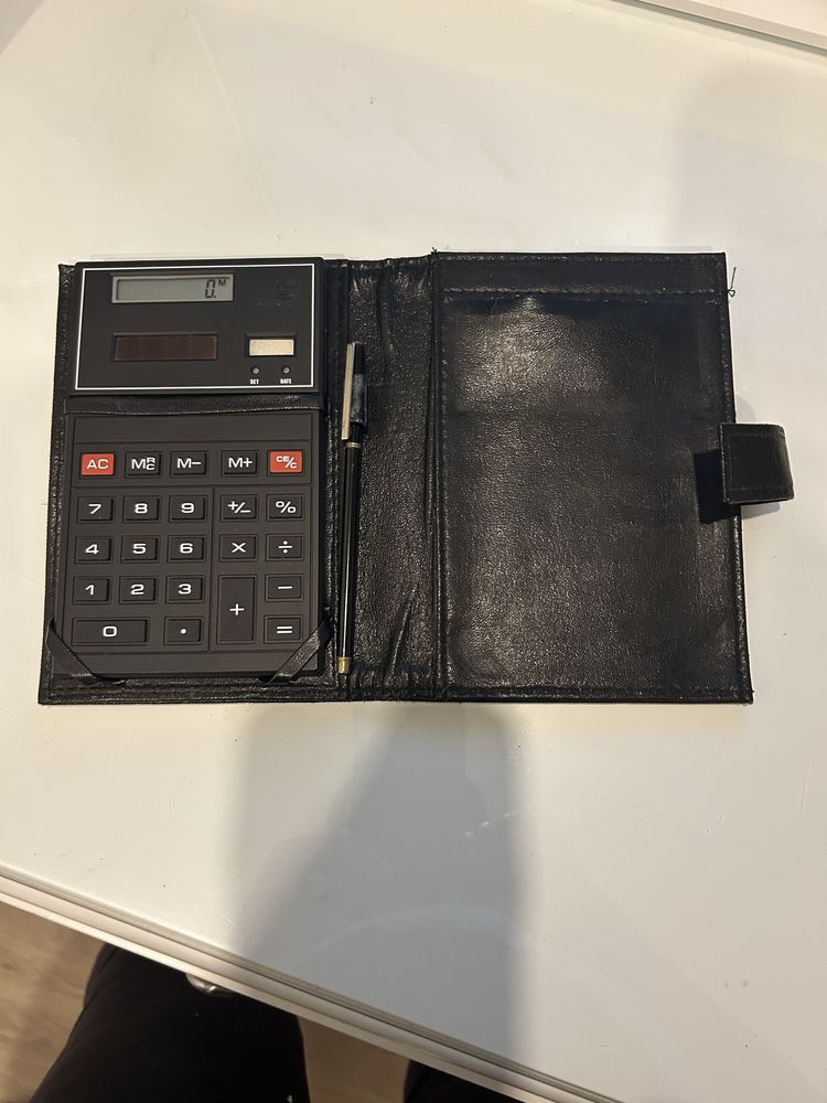 Calculadora em carteira com caneta