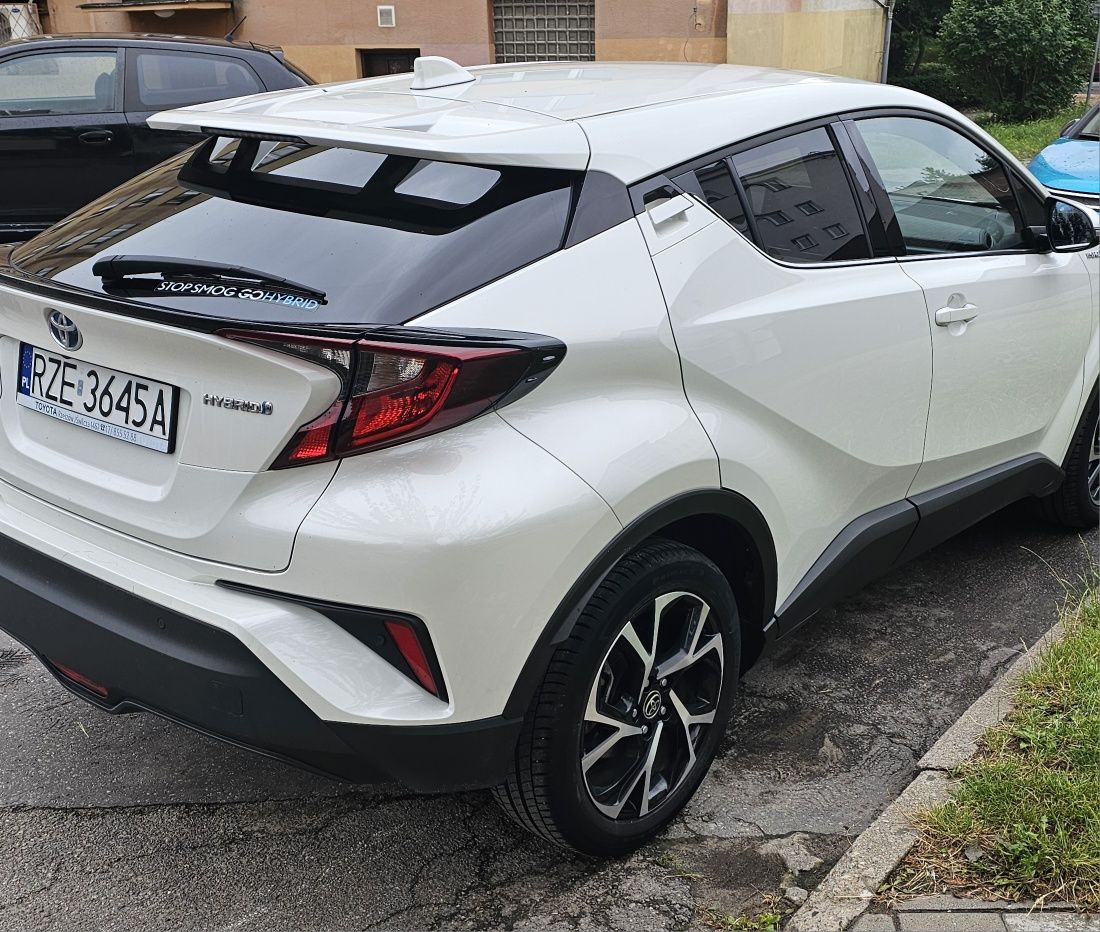 Toyota C-HR style 1.8 hybryda biała perła po leasingu
