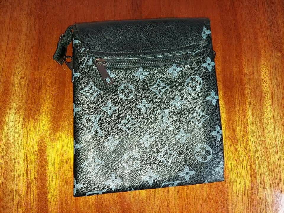 Сумка клач месенджер Louis Vuitton

Розмір 20×16см 

Стан класний 

Ма