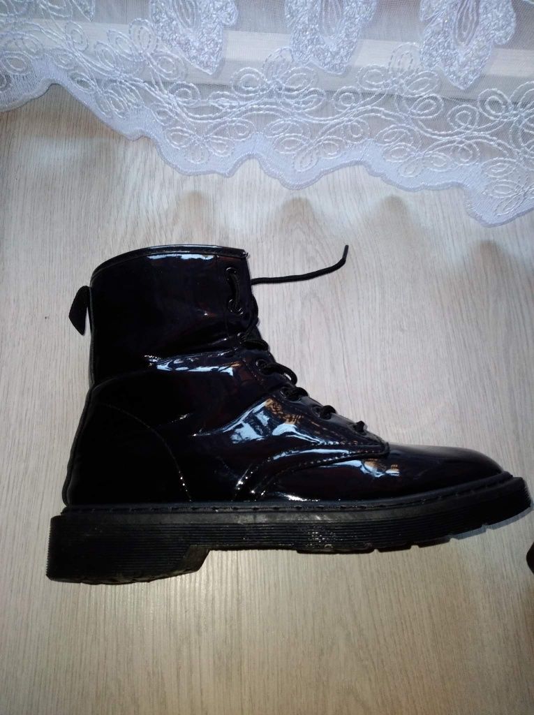Botki lakierowane 38