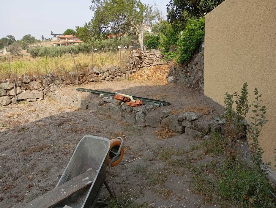 Linda moradia para recuperar a gosto, em pedra, com terreno.