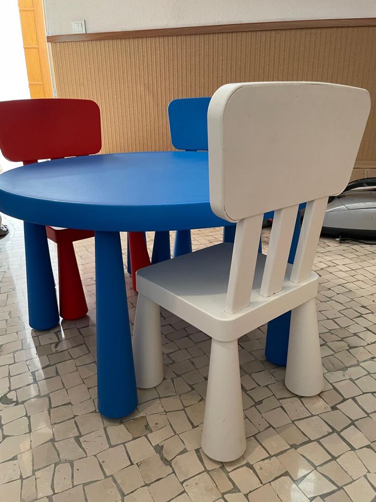 Mesa e cadeiras IKEA crianca