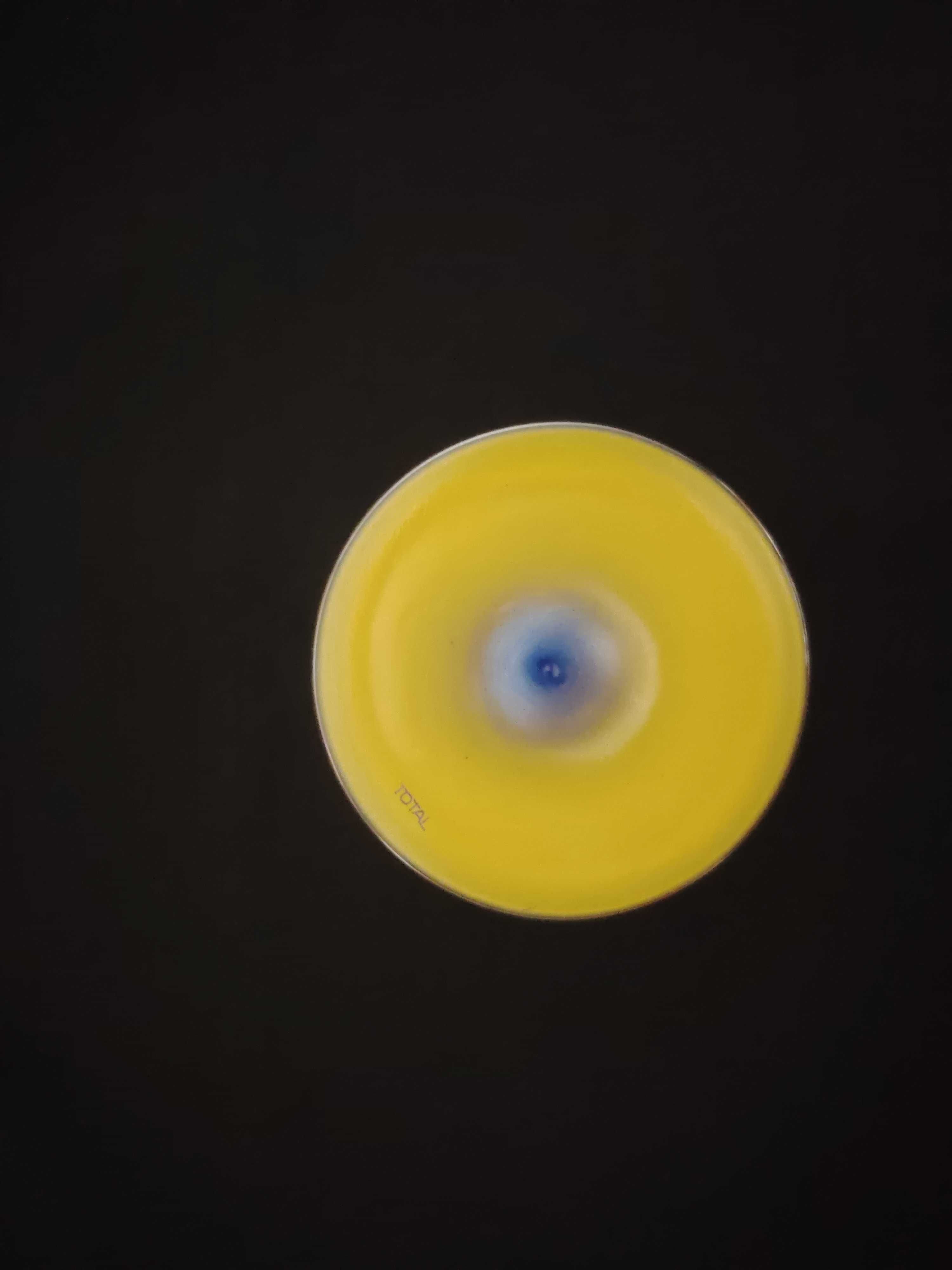 Copos vidro com fundo azul e amarelo
