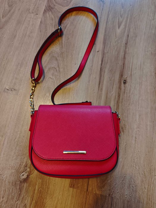 Czerwona torebka listonoszka