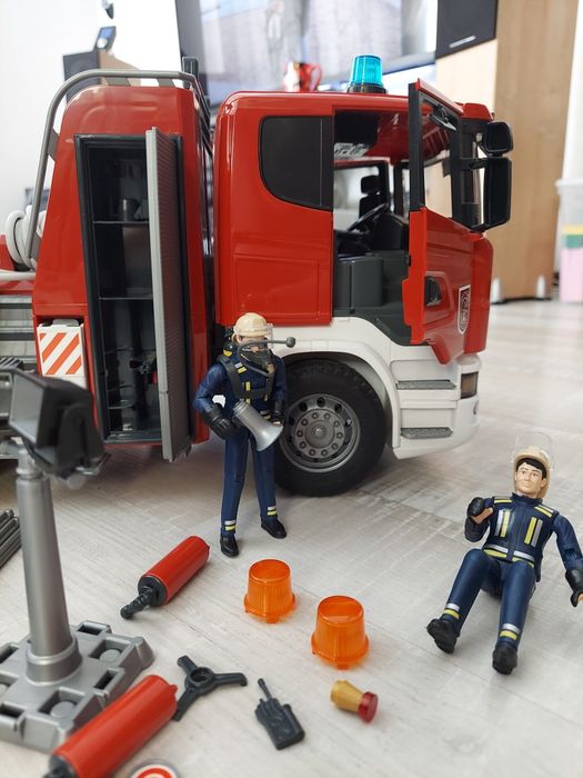 Пожежна машина Bruder Scania 560R зі звуком та світлом