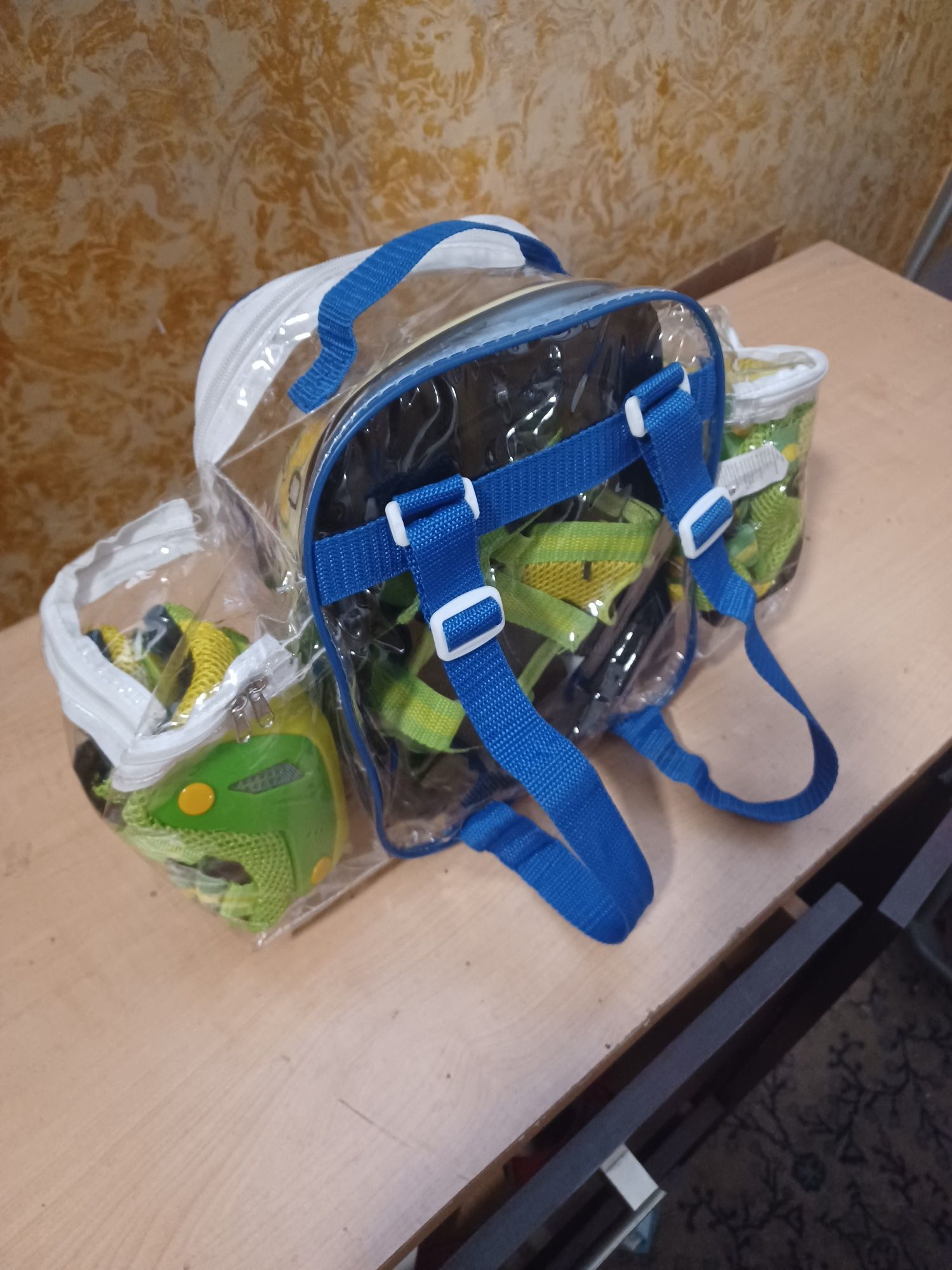 ochraniacze na rolki rozmiar M/L plus plecak,kask regulowany do 52 cm