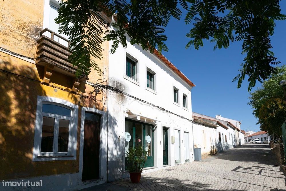 Prédio (2 imóveis T2+1 + 2 Lojas), na Amareleja