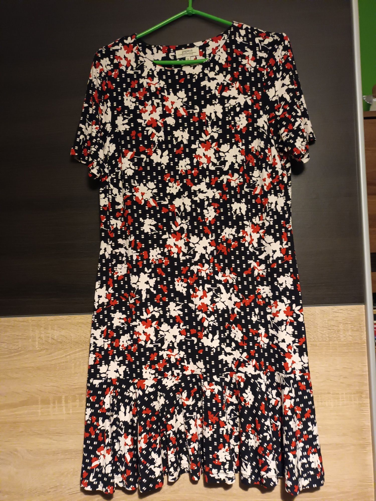 Śliczna sukienka r.14