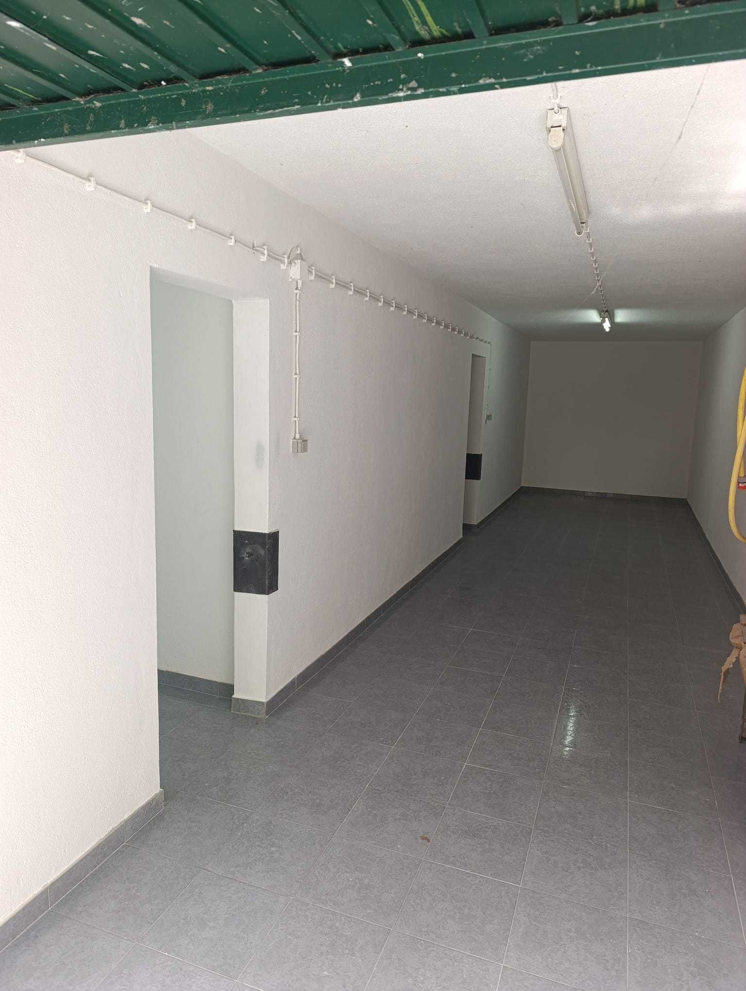 Aluga-se Garagem/Armazém - Paço de Arcos