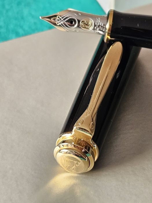 Caneta Pelikan M400 preta Aparo Ouro 14kt  EF em muito bom estado caix
