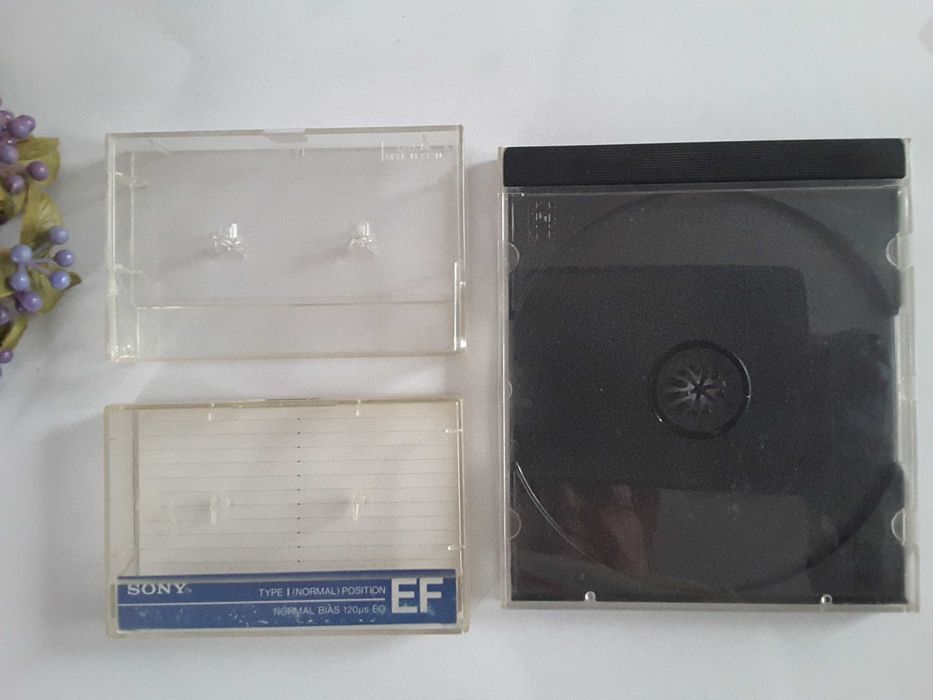 Pudełko po płycie CD i 2 pudełka po kasetach magnetofonowych