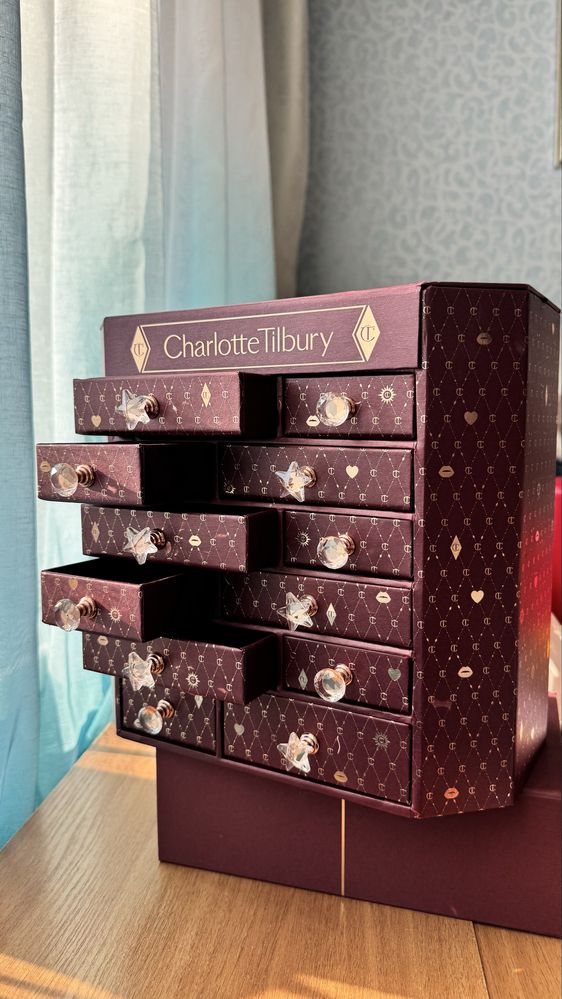 Коробка від адвент-календаря Charlotte Tilbury