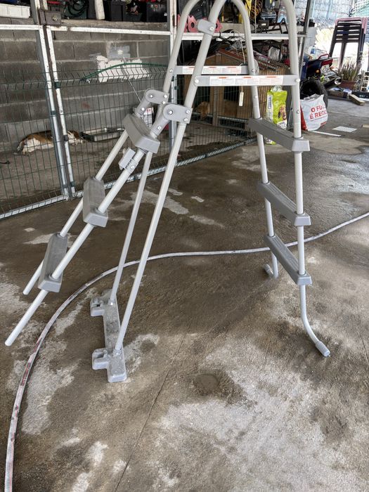 Escada de piscina cinzenta BESTWAY