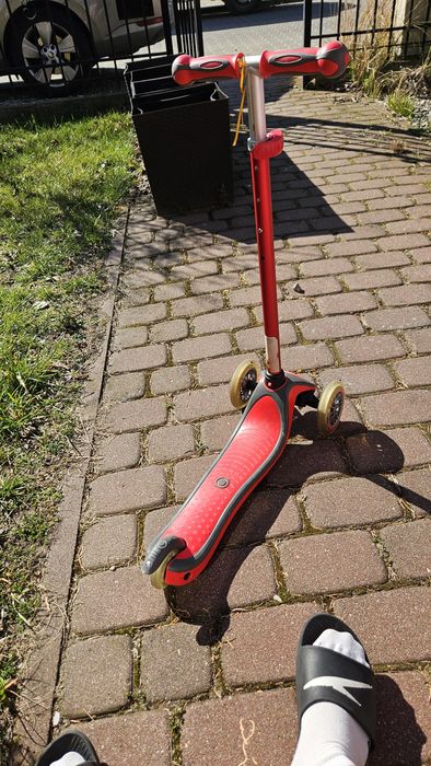 Hulajnoga Globber czerwona trojkolowa balansowa