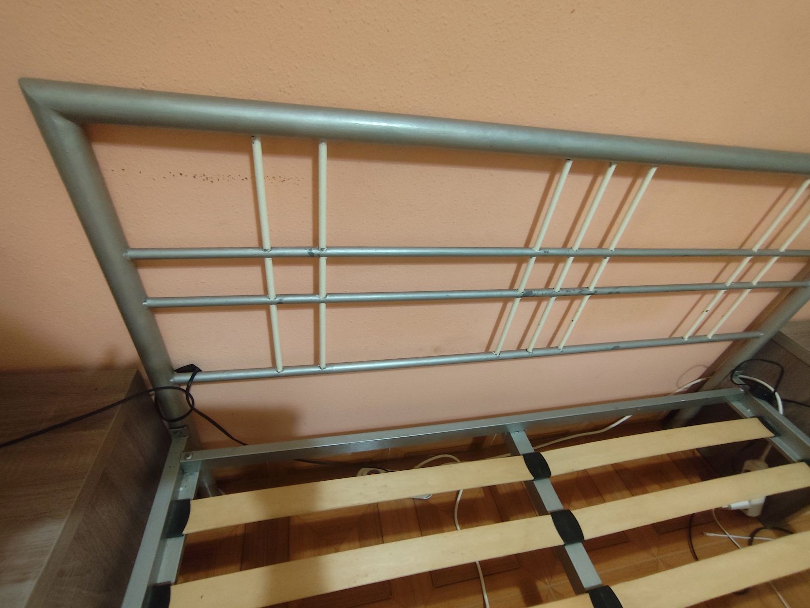 Cama de ferro branca e cinza