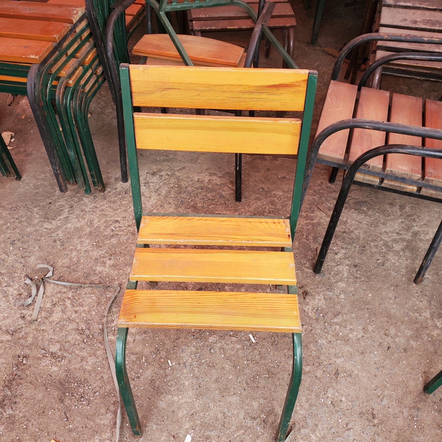 Уличные стулья в отличном состоянии