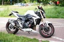 Suzuki gsr 750 biały