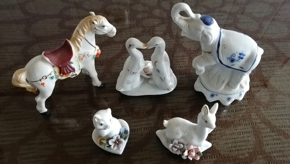 varios conjuntos de objectos decorativos