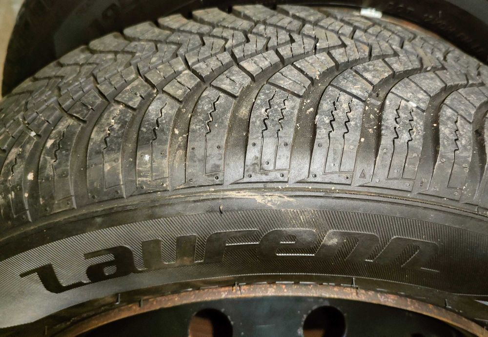 Opony 15 całoroczne z felgami do Renault