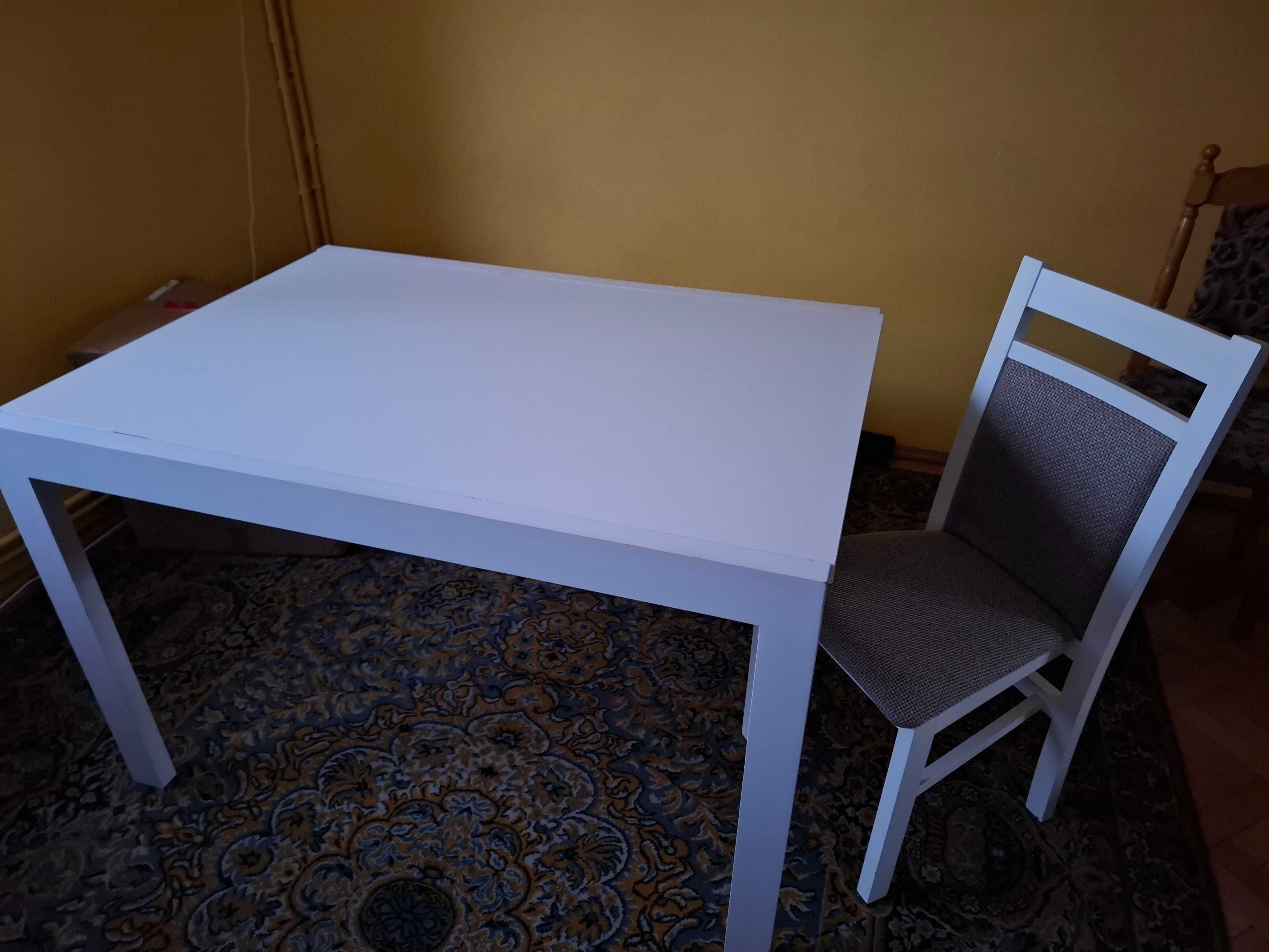 Stół pokojowy z krzeslami
