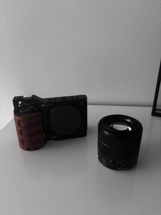 Sprzedan Sony ZV E10 4K+ obiektyw+ flesh w bardzo dobrym stanie