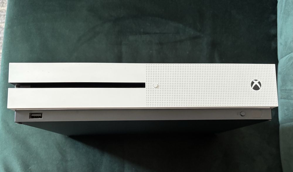 Xbox One S + 2 pady i 3 gry