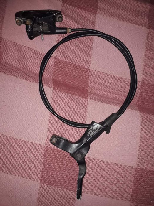 Zacisk hamulcowy przedni komplet