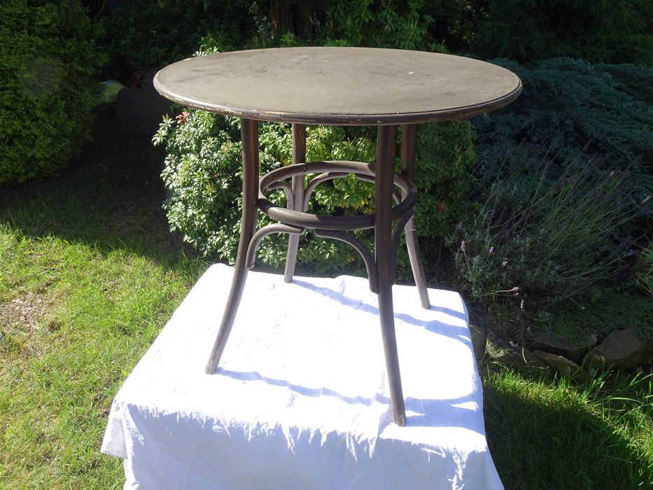 Okrągły drewniany stół  - Fabryka Mebli Giętych Jasienica