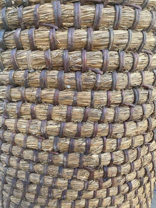 Старовинна плетена бочка корзина