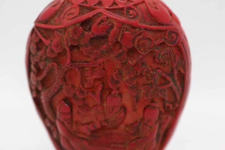 Snuff Bottle em Laca Cinnabar Chinesa Floral e Figuras XX 11 cm