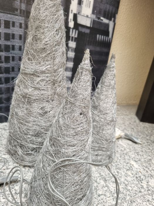 Conjunto  de 3 cones de arvores  com luz