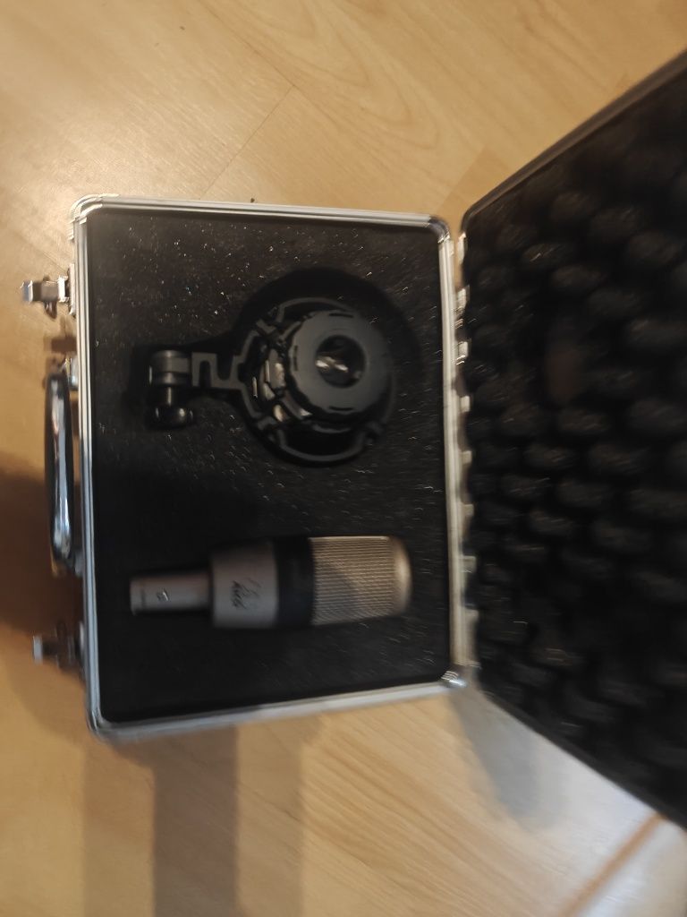 AKG 2000B mikrofon studyjny jak nowy z walizką