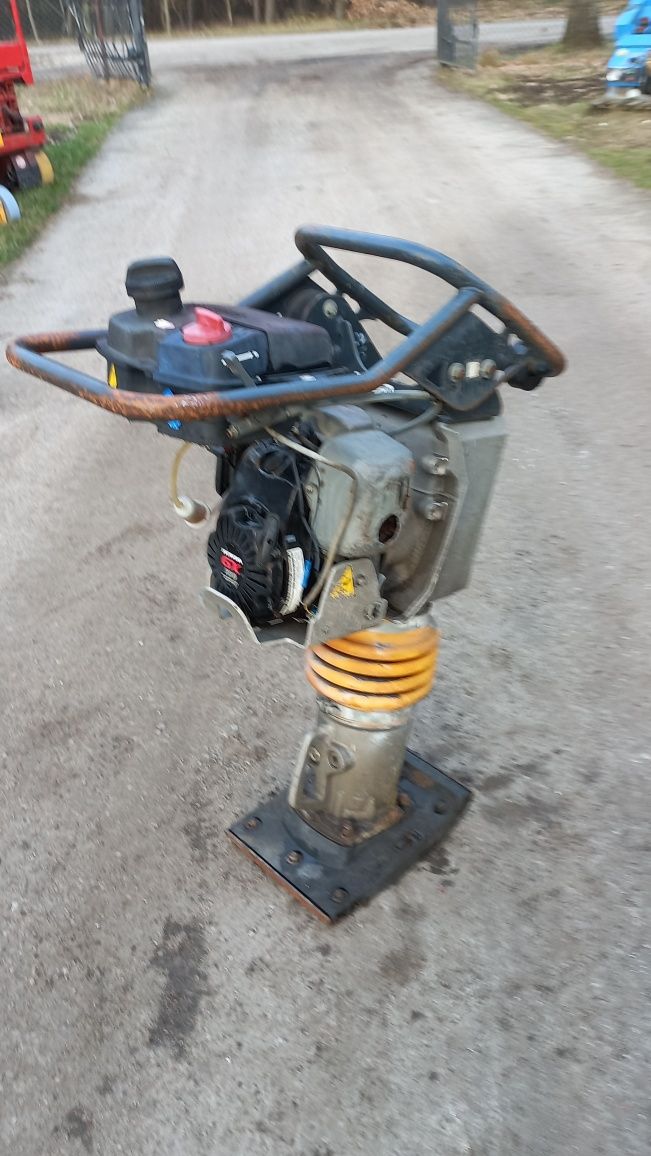 Stopa wibracyjna Bomag BT65 rok 2014 67kg skoczek ubijak Wacker 
Rok p