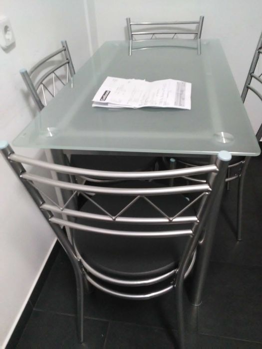 Mesa e 4 cadeiras nova por 100€,com factura e moderna