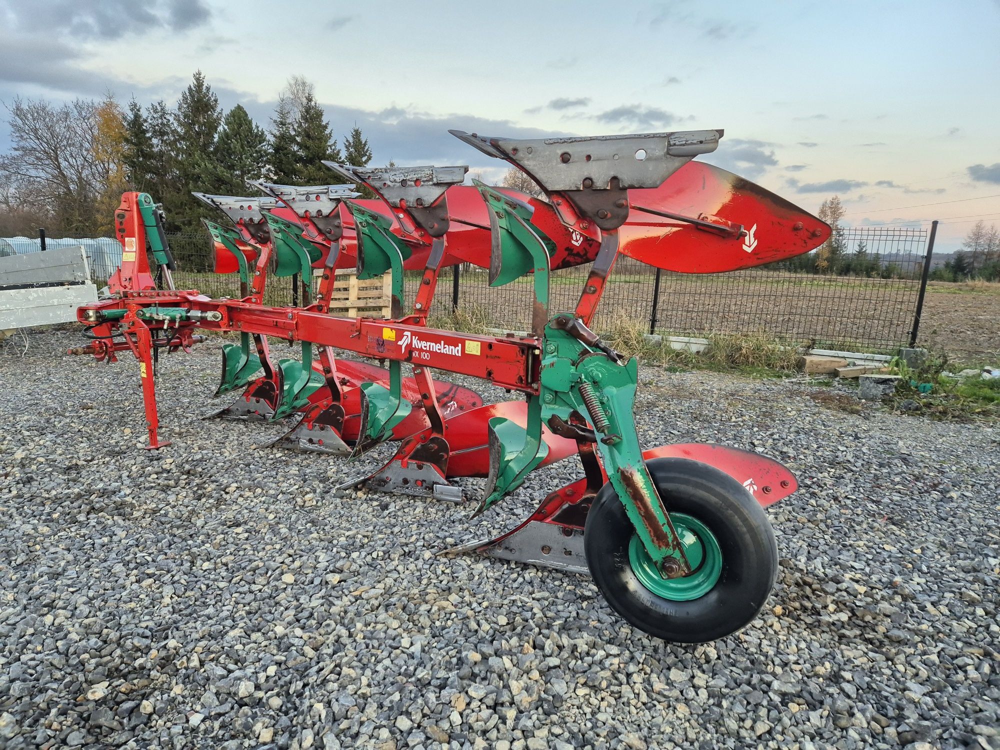 Kverneland  VX 100 liniowanie 4 skibowy Przedpłużki kukurydziane  Vd