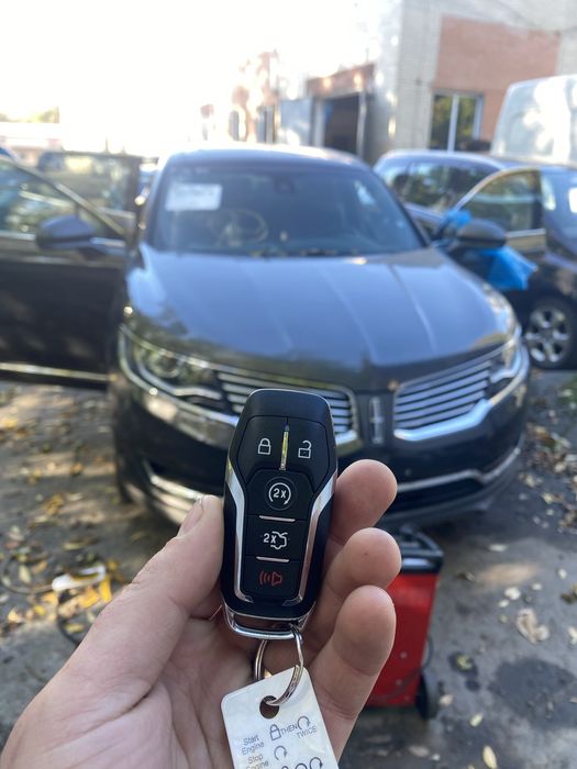 Ключі автомобільні чіпи корпуса ремонт програмування